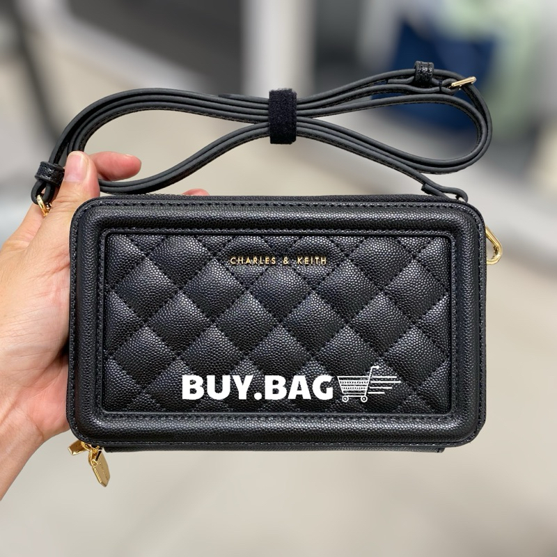 CHARLES & KEITH ( ใช้โค้ดลด30% ) CK2-10840105 กระเป๋าสะพาย รุ่น Quilted Boxy Long Wallet