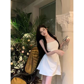 iPink🧺พร้อมส่ง🧸เดรสกระโปรงสายเดี่ยว ชุดเดรสสั้น ออกงานได้ ชุดไปทะเล สีดำ สีขาว เรียบหรูเก็บเอว ดูผอม แฟชั่นผู้หญิง