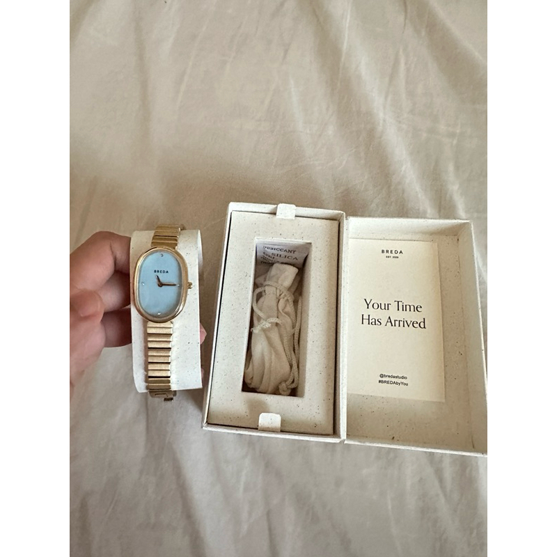 นาฬิกาข้อมือbredaสีทองหน้าปัดฟ้า