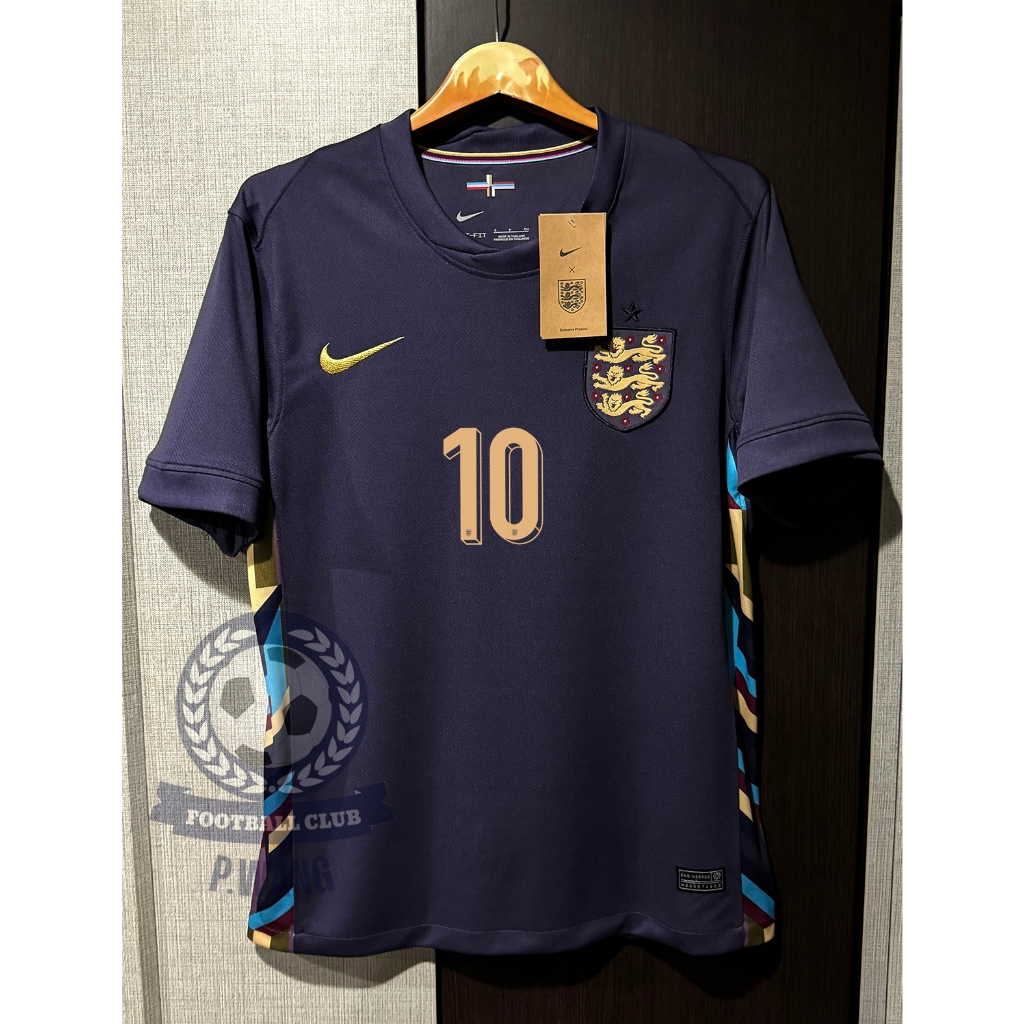 New!! เสื้อฟุตบอลทีมชาติ อังกฤษ Away ชุดเยือน ยูโร 2024 เกรดแฟนบอล [ 3A ] พร้อมชื่อเบอร์นักเตะ รับประกันคุณภาพสินค้า