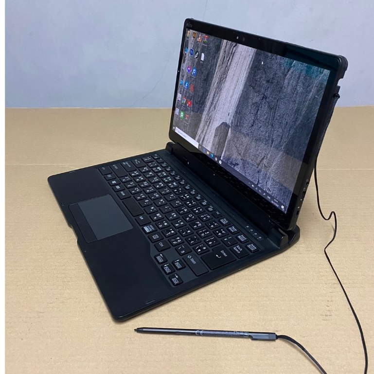 แท็บเล็ต 2in1มีคีย์บร์อดและปากกาตรงรุ่น Fujitsu ArrowsTab Q738/SE Corei3 GEN7(RAM:4GB/SSD:128GB)