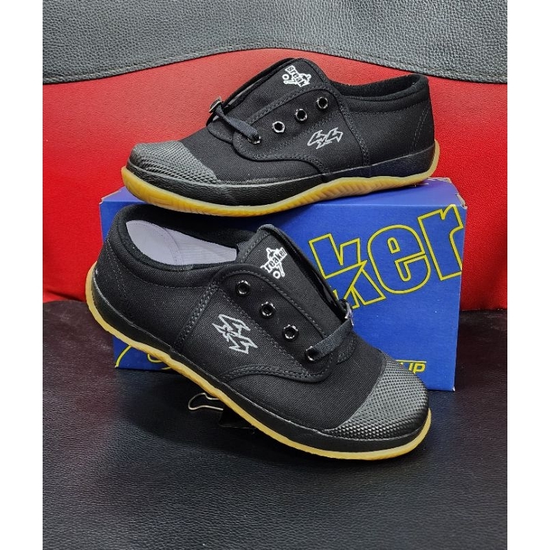 รองเท้านักเรียนBreaker