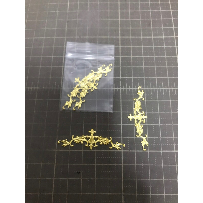 KHMรหัส 759B แผ่นโลหะฉลุสีทอง ขนาด 5.1*1.5ซม. จำนวน 2 ชิ้น ราคา 40 บาท