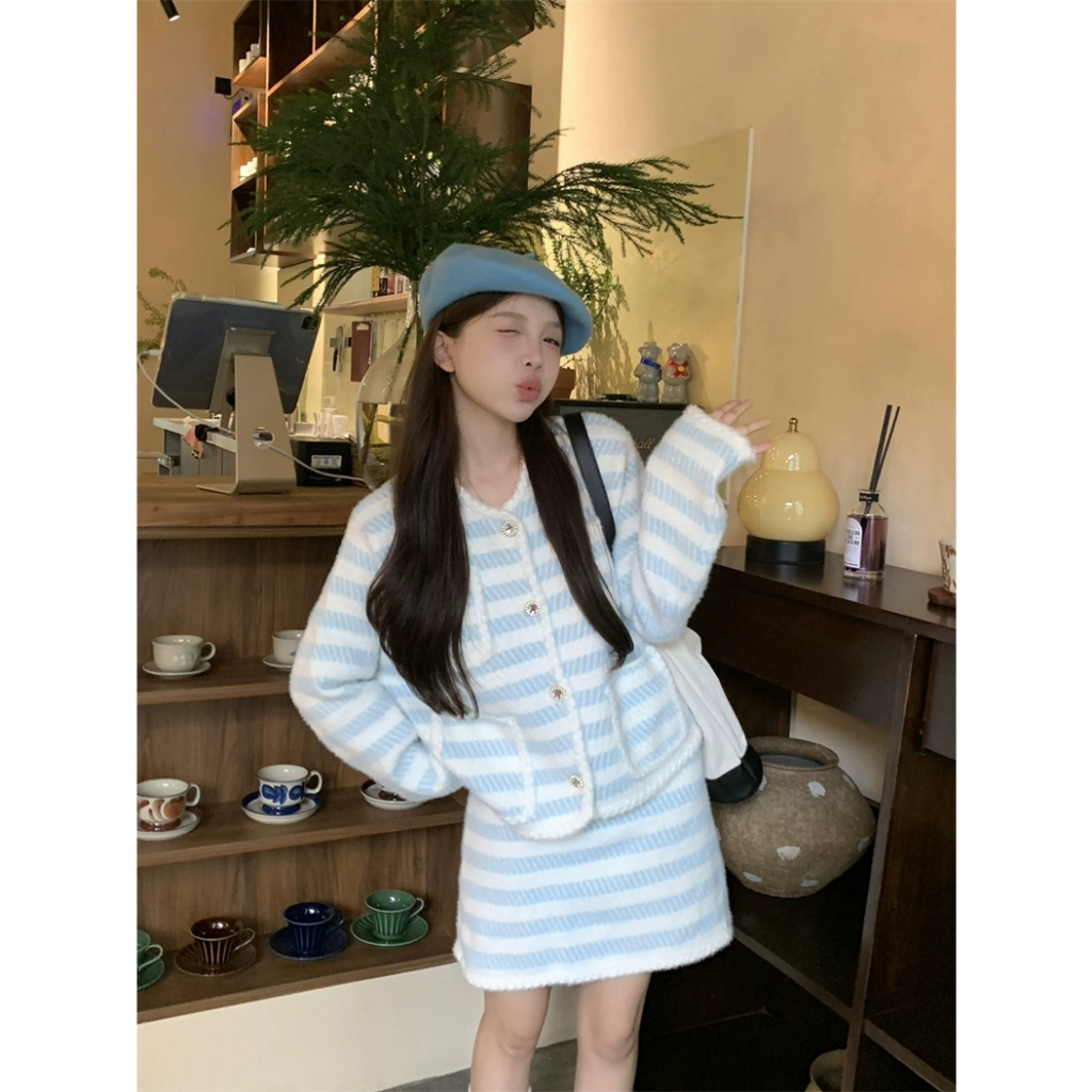 S172 พร้อมส่ง ชุดเซ็ตไหมพรม2ชิ้น เสื้อกันหนาวแขนยาวกับกระโปรงสั้นสีฟ้า-ขาว น่ารัก
