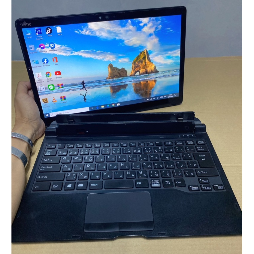 แท็บเล็ต 2in1 Fujitsu ArrowsTab Q739/AE Corei3 GEN8(RAM:4GB/SSD:128GB)พร้อมคีย์บร์อดและปากกาตรงรุ่น