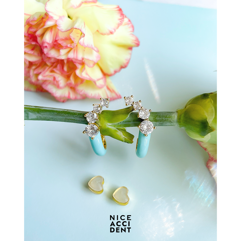 [ 2 ชิ้น ลดมากกว่า ฿40 ] NICE ACCIDENT May Enamel Sparkles Gems | ต่างหูสีสดใส ประดับคริสตัล แวววาว น่ารักมากค่ะ