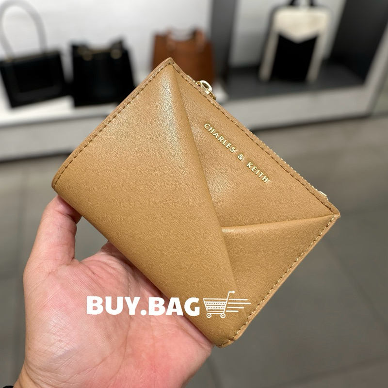 CHARLES & KEITH : มีโค้ดลด30% Midori Geometric Top-Zip Wallet รหัสสินค้า CK6-10770628 กระเป๋าสตางค์ใบสั้น