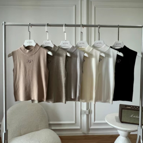 Atipashop - DELA KNIT TOP เสื้อแขนกุด คอกลม ปักโลโก้