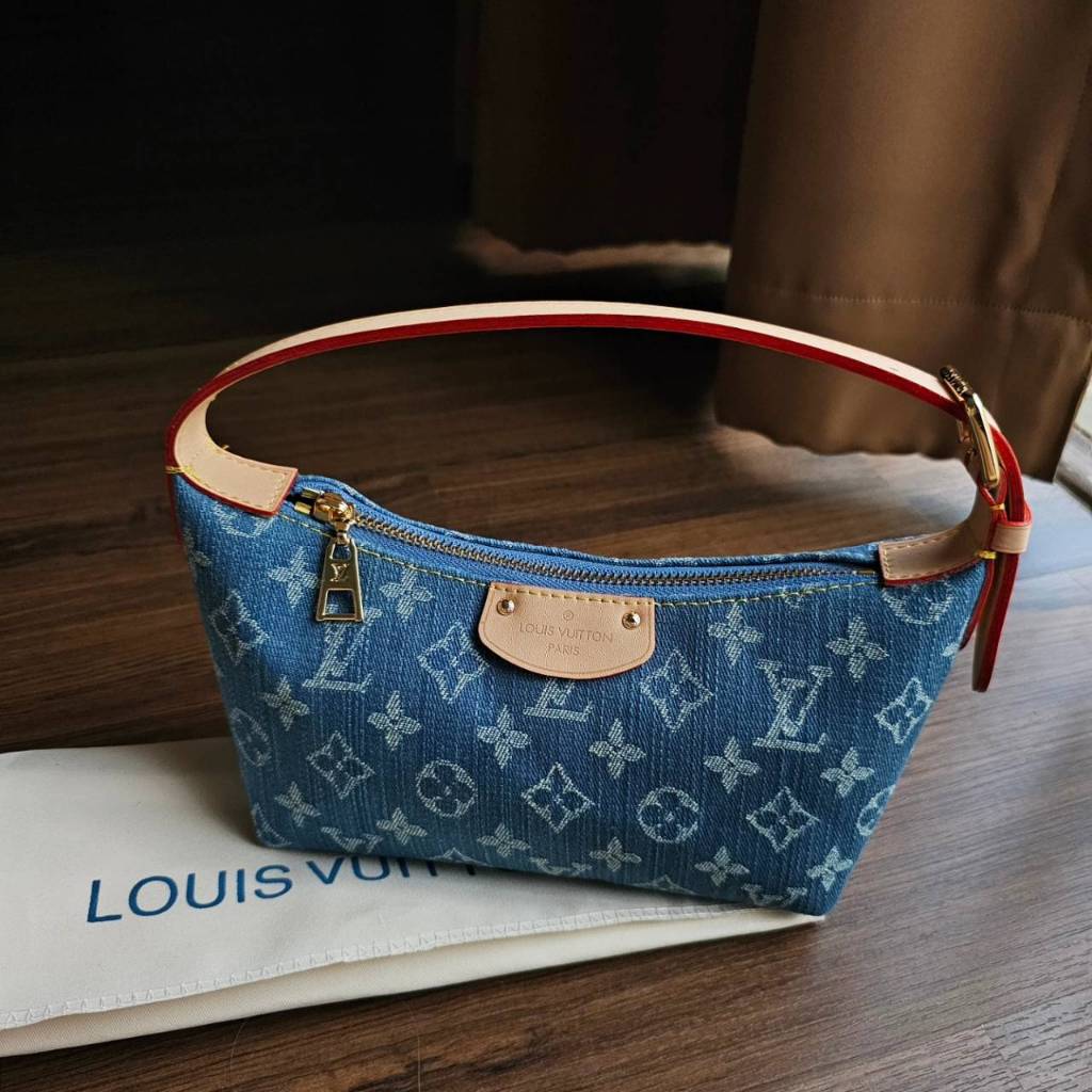 กระเป๋าแบรนด์เนม มือสอง lv hills pochette