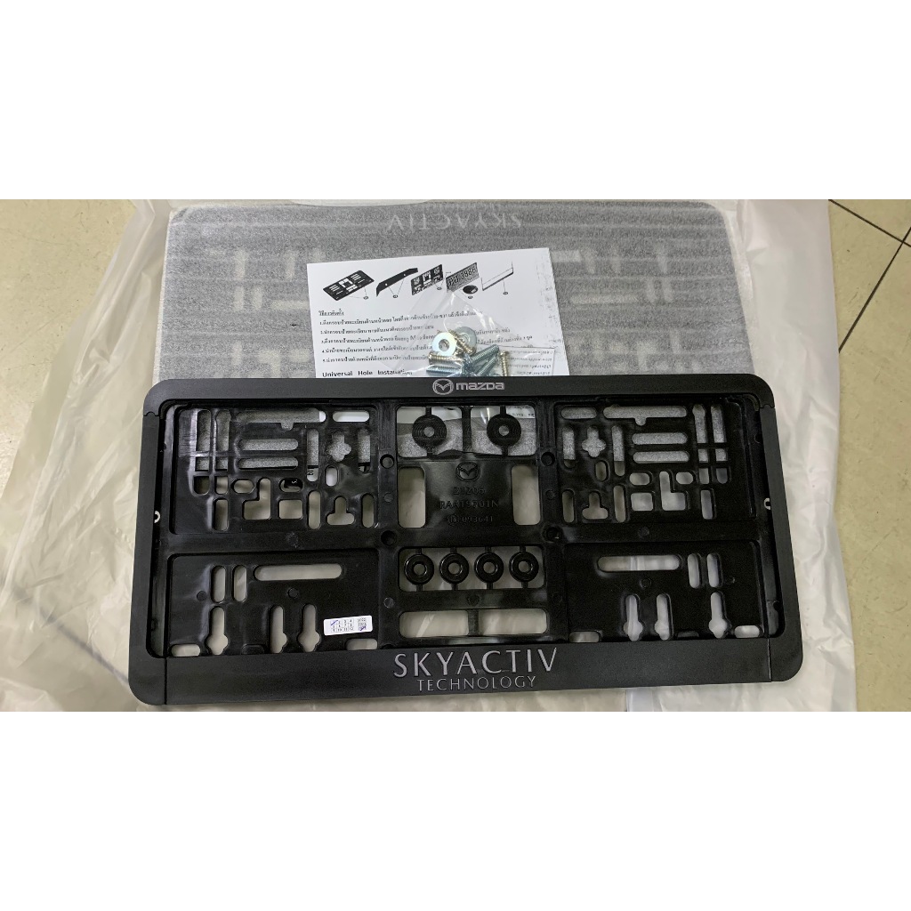 (ของแท้) กรอบป้าย ป้ายทะเบียน สีดำ แท้ จากศูนย์ มาสด้า mazda SKYACTIV สินค้า 1 ชุด มี 2 ชิ้น หน้าและหลังรถ ใช้ได้ทุกรุ่น