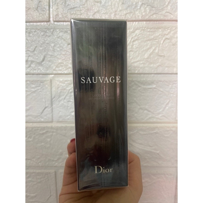 sauvage dior deodorant sprayส่งต่อ1,200฿ค่ะ สเปรย์น้ำหอมระงับกลิ่นกายผู้ชายDior หอมสดชื่น  แห้งไว