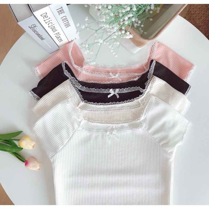 ❤️ Diiz’s ❤️ View 🍓 เสื้อครอป เสื้อคอกว้าง คอเหลี่ยม ผ้าท็อปทวิล แต่งโบว์จิ๋วหน้าอก คอลูกไม้