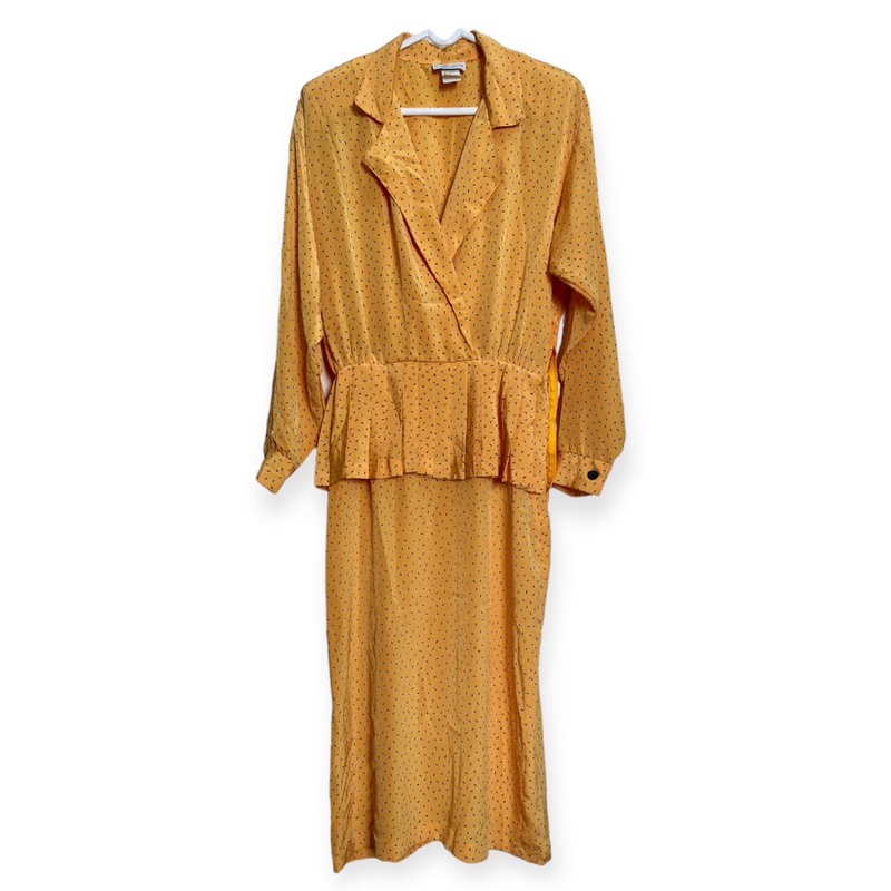 เดรสยาวสีเหลือง วินเทจ คอปก มีฟองน้ำเสริมบ่า มี detail ระบายที่เอว แบรนด์ Blondie And Me Made in U.S