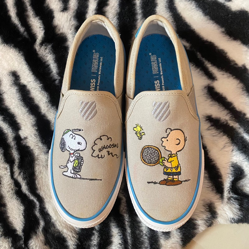 [ตำหนิเปื้อนนิดหน่อยตามภาพนะคะ] ส่งต่อ รองเท้าลำลอง แบบสวม แบรนด์ K-swiss ของแท้💯 สีเทา ลาย Snoopy สนูปปี้ เบอร์ 39