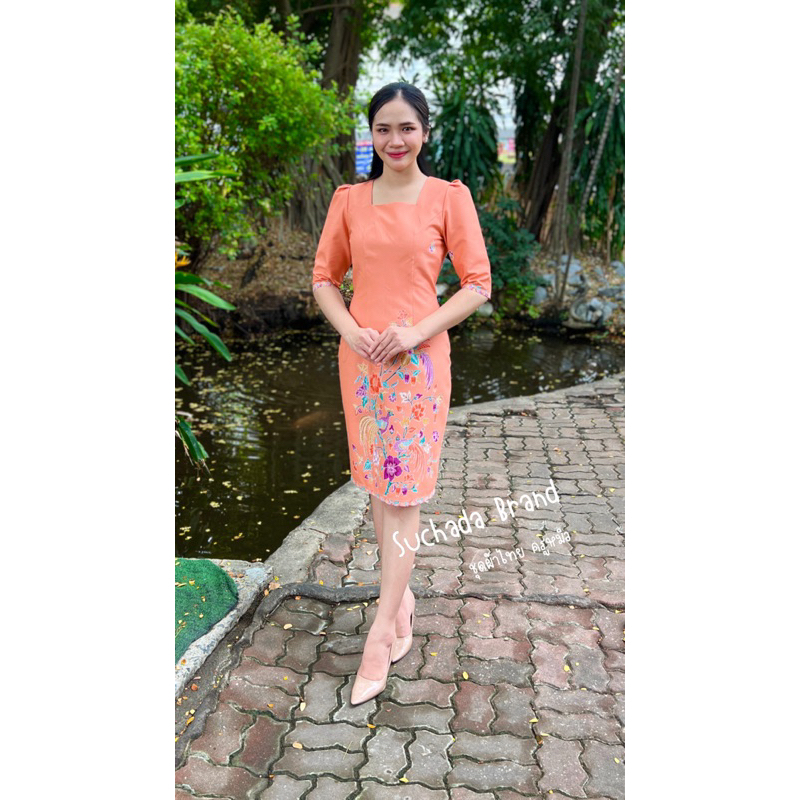 ชุดเดรสผ้าปาเต๊ะนกยูงเล็ก แขนสามส่วน อัดกาวทั้งชุด ทรงสอบเข้ารูปเข้าทรง พรางหุ่นพรางสะโพก