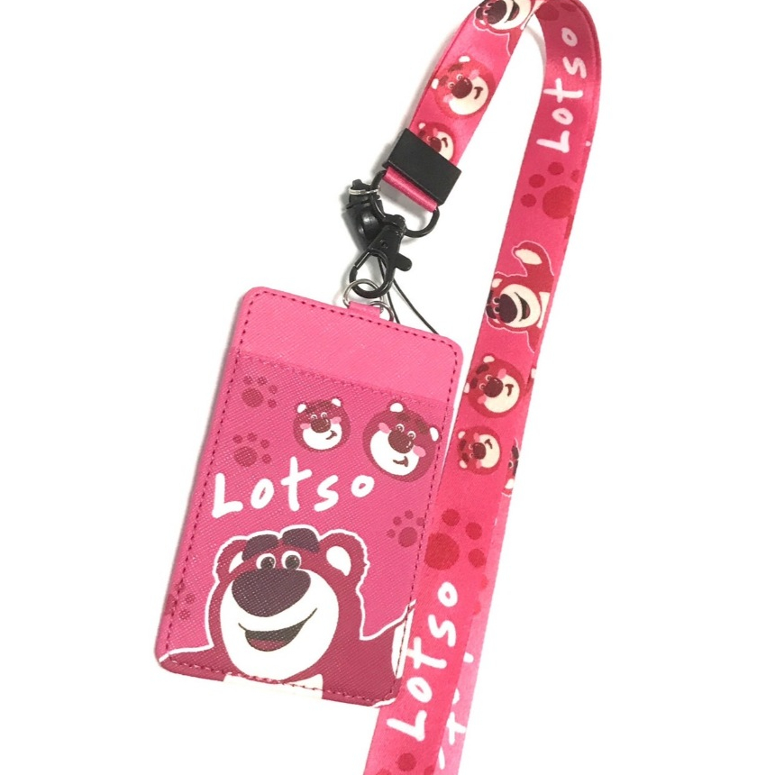 LTS SB  ที่ใส่บัตร  พร้อมสายคล้องคอ ลาย ล๊อตโซ่ หมีสตรอว์เบอร์รี  งานดี สวยงาม สำหรับ บัตร 6x8 cm (b