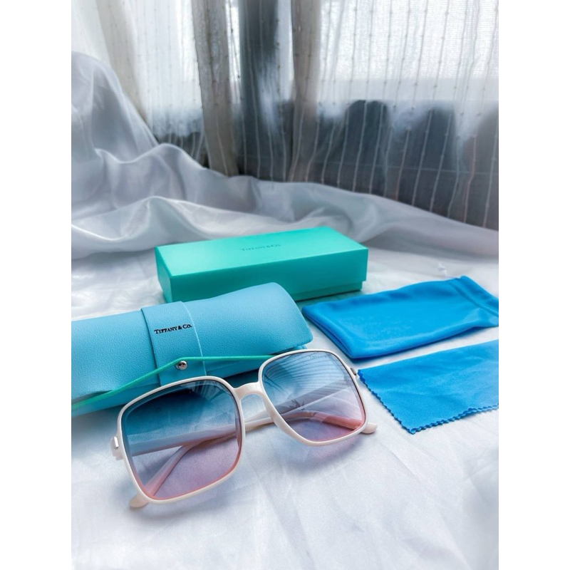 แว่นกันแดดไล่สี จาก Tiffany & Co. 🩵🩷🤍