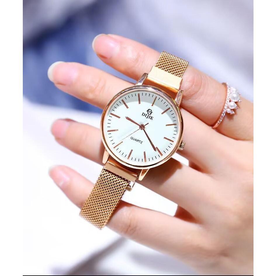 [จัดส่งในกทม] ใหม่ แฟชั่นเกาหลี กุหลาบทอง กลม นาฬิกาคู่ ข้อมือผู้หญิง สายนาฬิกาโลหะ เรียบง่าย เครื่องประดับแฟชั่น Unisex