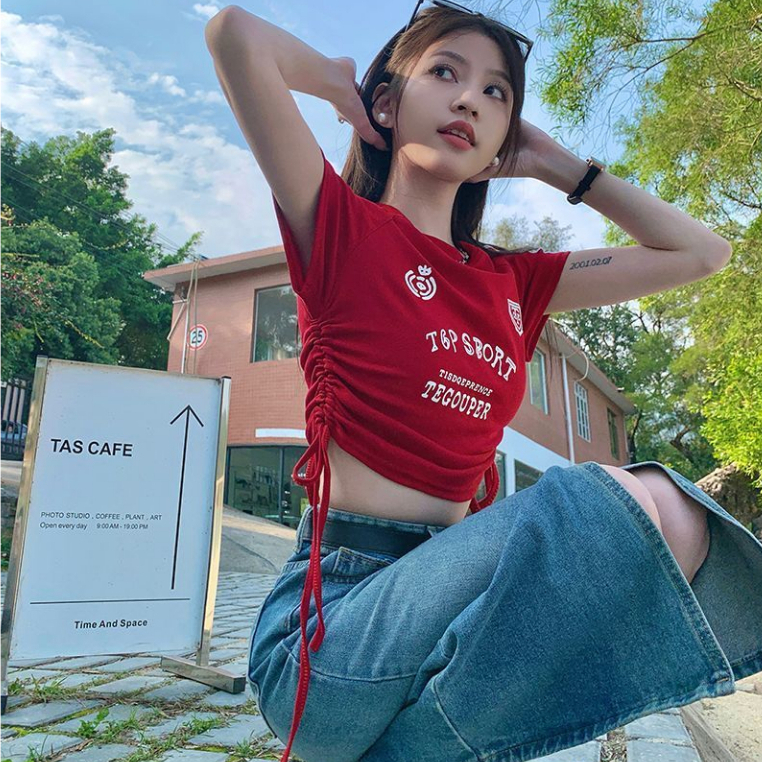 fashiongirl1688 เสื้อยืดครอปเเขนสั้น ลายอักษร ออกแบบดีไซส์ มีเชือกผูกทั้ง 2 ข้าง มีลายแถบตรงแขนเสื้อ