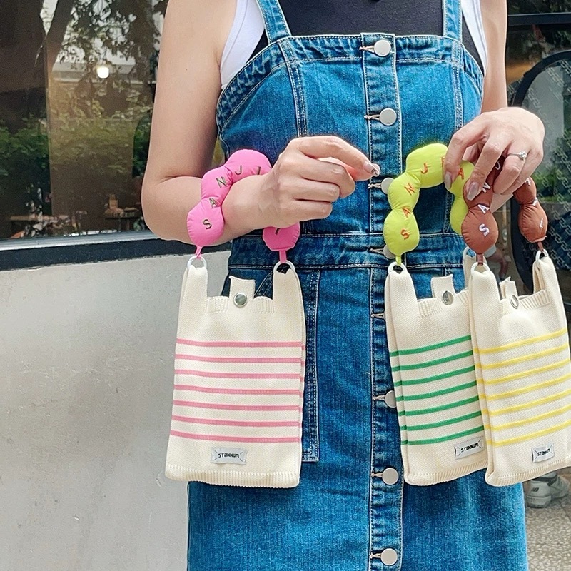 กระเป๋าสะพายข้าง ใส่โทรศัพท์มือถือได้ทุกรุ่น งานถักผ้าไหมพรม พร้อมส่งจากไทย