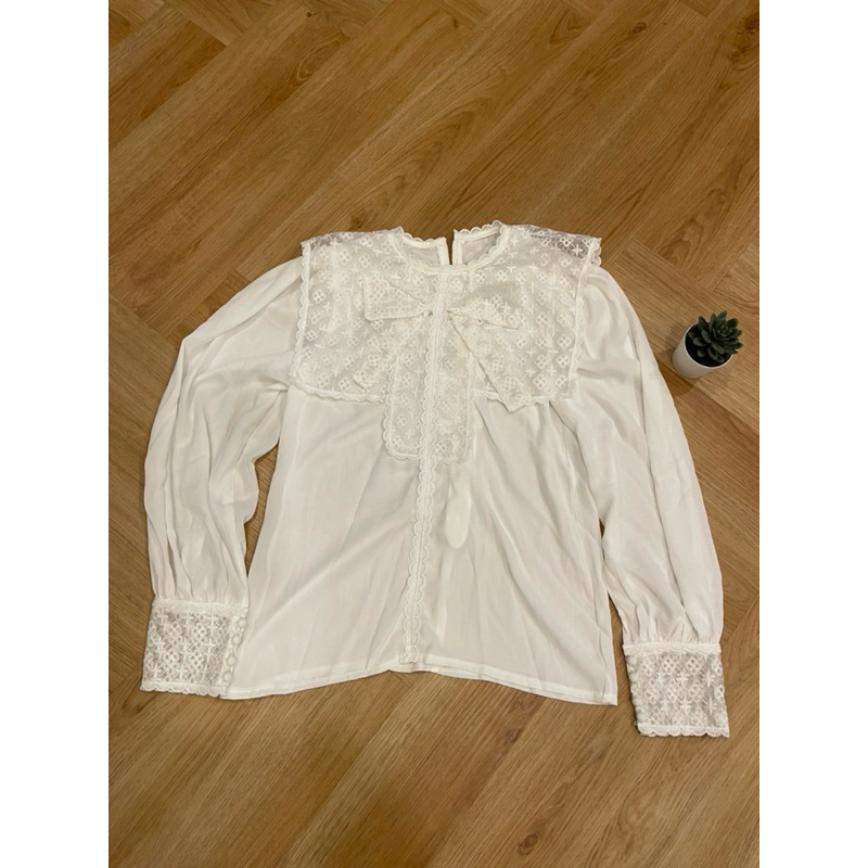 เสื้อแขนยาว  สีขาว ผ้าซีฟอง แต่งระบายลูกไม้ ผ้านุ่ม  jariya  150฿ Size S (ไม่เคยใส่ แค่ลอง ซักเก็บ)