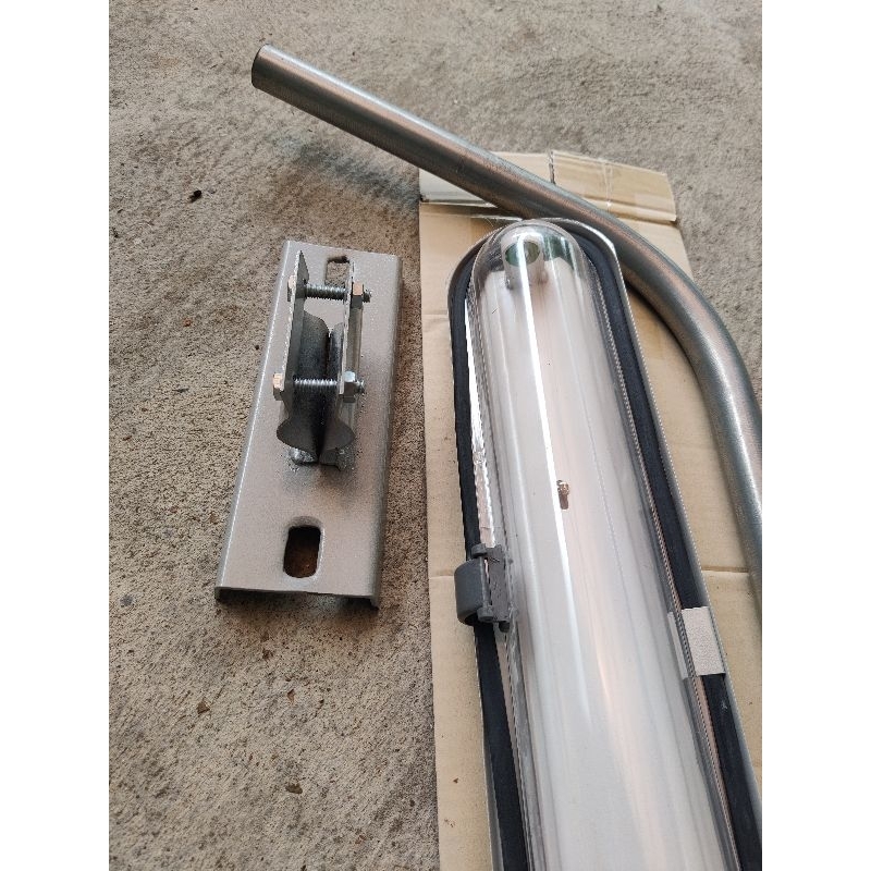 สั่งต่อครั้งไม่เกิน4ชุด : โคมถนนเหล็กปั๊ม 1x36W(1*18w Led) ในชุดมีตัวโคม แป๊ปและขาจับ พร้อมใช้งาน