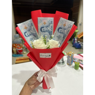 ช่อใส่ธนบัตร  3ใบ  แต่งด้วยกุหลาบ