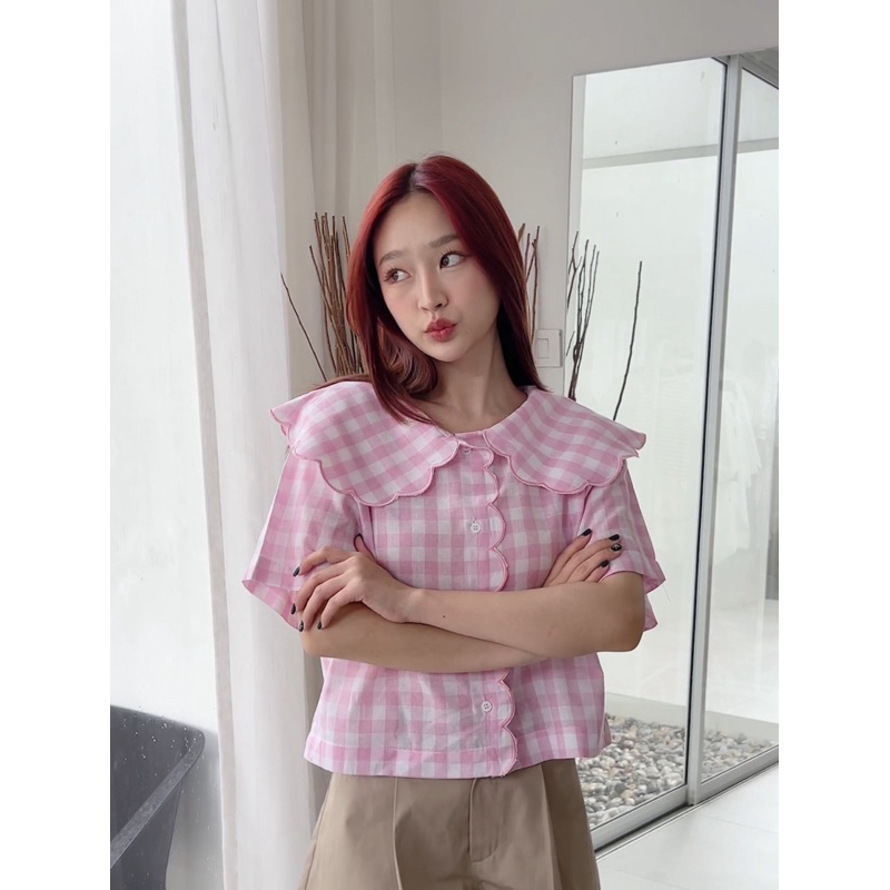 เสื้อครอปคอปกหยักผ้าลายสต็อต  คอปกได้ฟีลคล้ายปุยเมฆ อ่ยยยน่ารักมากๆเเมทช์ได้ง่ายๆเนื้อผ้าใส่ได้สบายทรงสวยผ้ารีดง่าย - รูปที่ 2