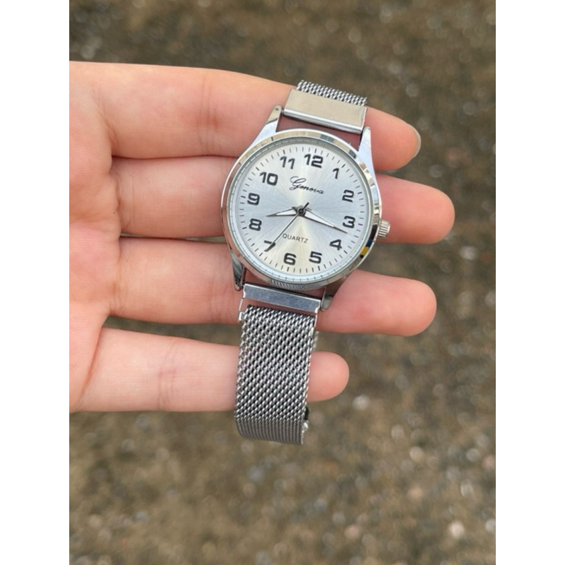 Geneva มี4สีให้เลือก เหมาะสำหรับผู้หญิง ดูเวลาด้วยเข็ม หน้าปัดเป็นตัวเลขครบ สายเป็นแบบแม่เหล็ก