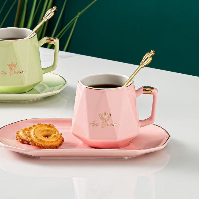 ชุดแก้วกาแฟเซรามิก ลายน่ารัก  มาพร้อมจานรองและช้อนสีทอง มีหลายลายให้เลือกใช้