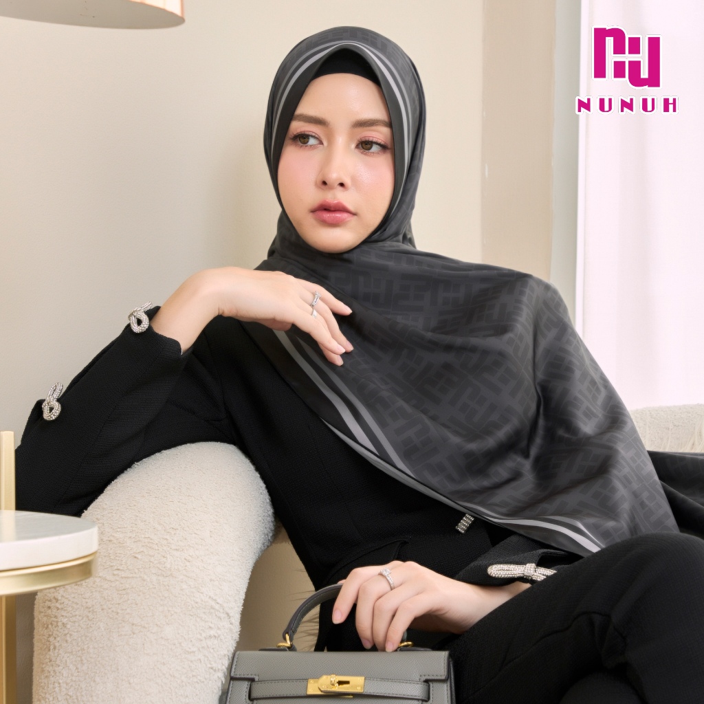 NUNUH ICON II ผ้าคลุมผมฮีญาบมุสลิม ลายโมโนแกรม แบบผ้าพันยาว