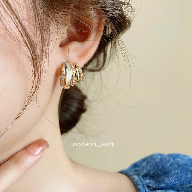♥️New ใส่แล้วสวยแน่นอนค่ะ  ต่างหูรุ่นlinear circle ลายห่วงครอบอะไหล่สีทองตัดสีขาวเปลือกมุกและเส้นเพชรค่ะ✨
