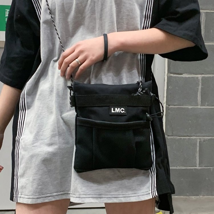 LMC กระเป๋าสะพายไหล่ผู้หญิงแฟชั่นผ้าใบสีดำ