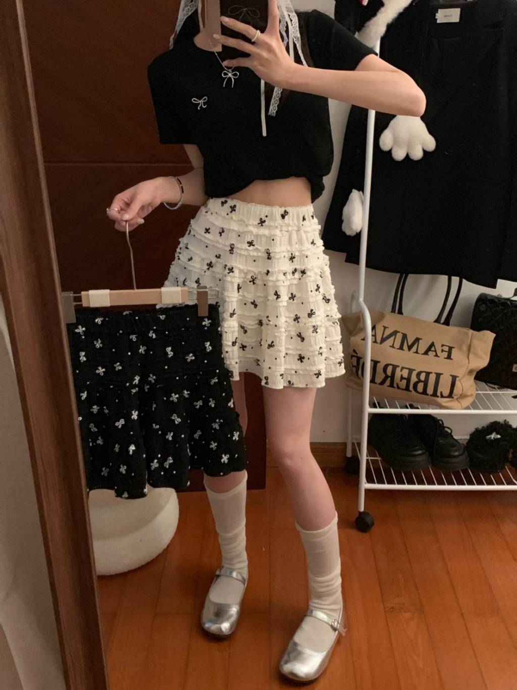 Vogue🌟พร้อมส่ง🌟 กระโปรงขาสั้น เอวสม๊อค ดีเทลลายโบว์ทั้งตัว ขอบลูกไม้ (1059-G) - รูปที่ 2