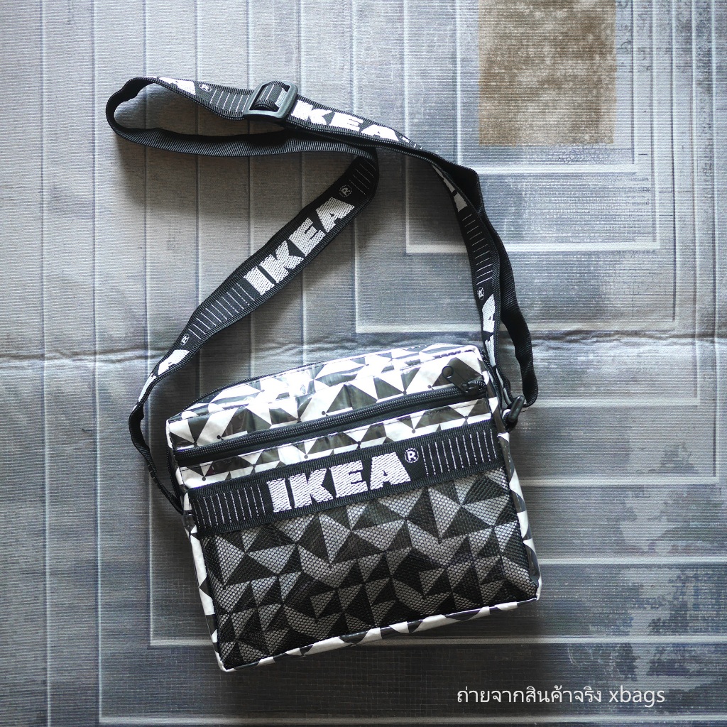 IKEA รุ่น 2 (สีขาวลายสามเหลี่ยม) สะพายข้างทรงสี่เหลี่ยม ไซส์กลาง มีช่องตาข่ายด้านหน้า หุ้มพลาสติกกันน้ำทั้งใบ
