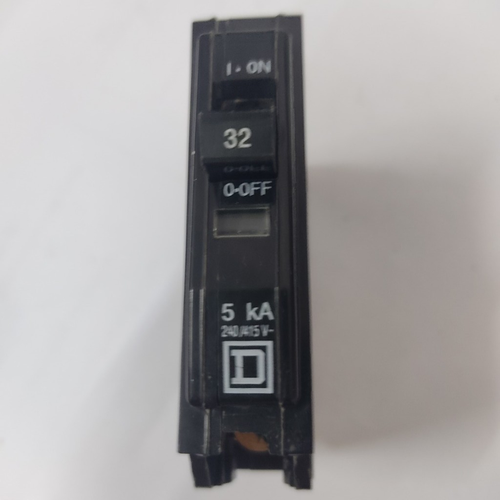 Square D เซอร์กิตรุ่น QOH-X 32A