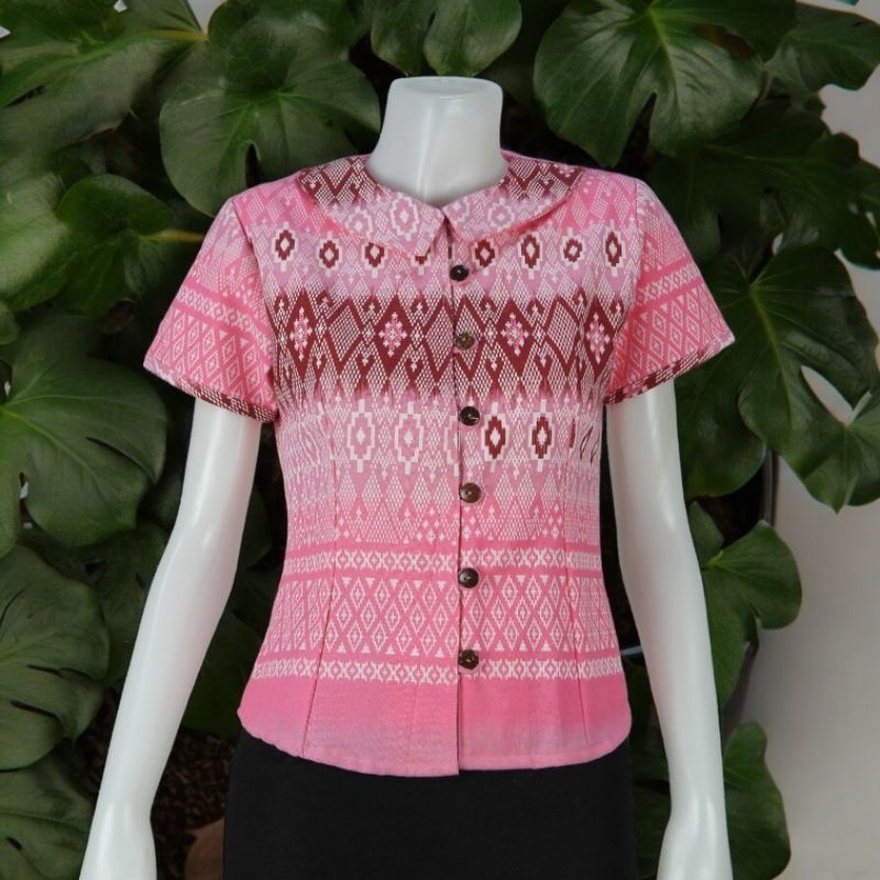 เสื้อผ้าฝ้ายหมักโคลน คอบัวพิมพ์ลาย อก36-48นิ้ว แขนสั้นกระดุมกะลา ลวดลายสวยงามมีเอกลักษ์เฉพาะ งานตัดเย็บปราณีตสวยงามค่ะ