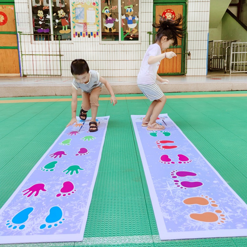 จัดส่งรวดเร็ว แผ่นพรมกระโดดเด็ก ตามรอยมือเท้า ฝึกทักษะเด็ก ของเล่นเสริมพัฒนาการเด็กอนุบาล