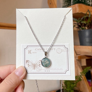 • Camin Craft • สร้อยคอเรซิ่นดอกไม้ สแตนเลสสายโซ่ จี้ถาดสี