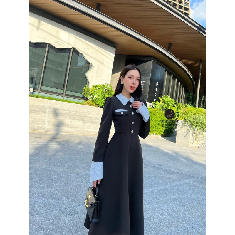 Ticha brand จัดจำหน่ายโดย : Ticha  👗👗::Detail :: Maxiเดรสดำคอปกแขนยาวดีเทลเย็บต่อริ้วฟ้าคอปกและปลายแ