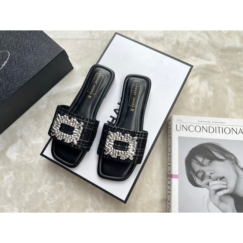 💎Rinya Shoes💎รองเท้าแตะแบบสวมผ้าทวิตแต่งอะไหล่เพชรเทียม(36-45)สินค้าพร้อมส่ง