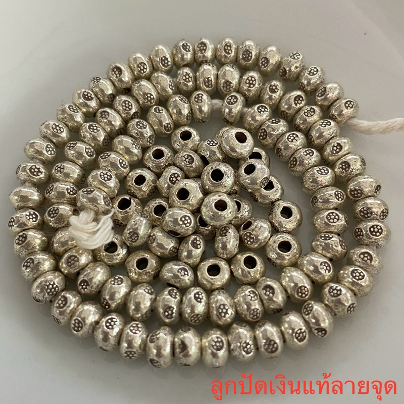 ลูกปัดเงินแท้ลายจุด ขนาด 3.6,4.3,5.2 มิล/รูขนาด 1 มิล แต่ละเม็ดอาจจะเหลื่อมกันบ้างเพราะเป็นงานทำมือ