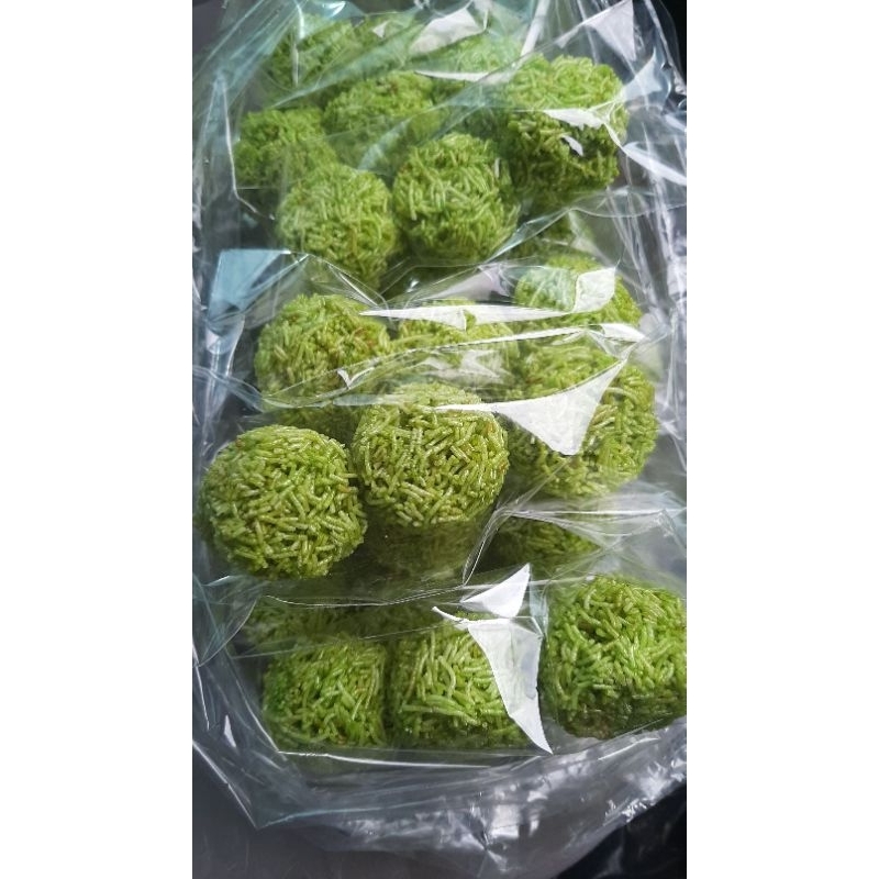ขนมหมี่กรอบ 3 ก้อนสีเขียว จำนวน 50 ห่อราคาส่ง 229 บาท
