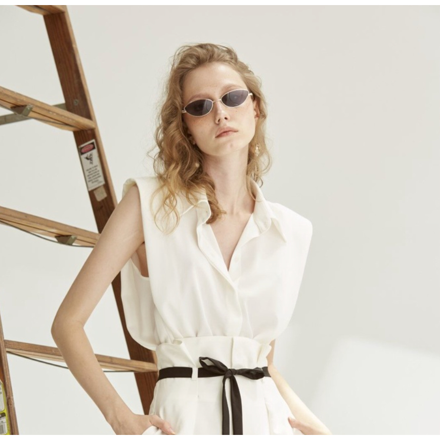 [ พร้อมส่ง / มือสอง ] เสื้อ แบรนด์ NICHp รุ่น VERA TOP OVERSIZE สีขาว