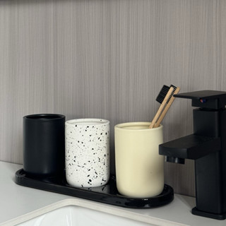 ขวดแก้วมินิมัลวางแปรงสีฟันลายหินอ่อนและโทนสีพาสเทลลักษณะผิวด…