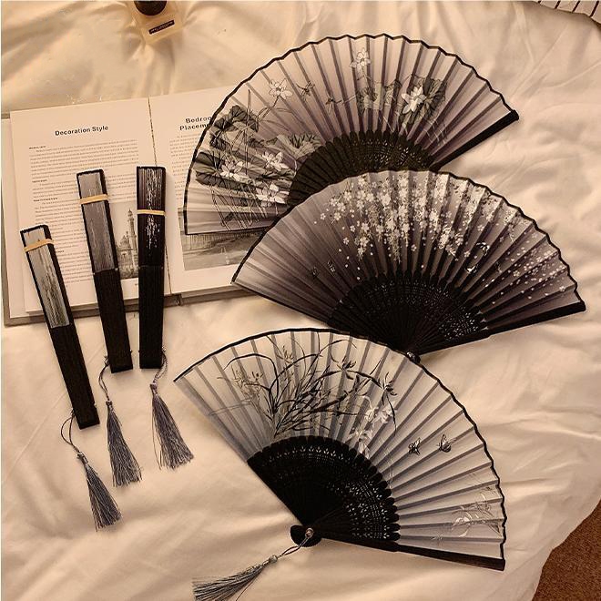 สไตล์จีน ด้ามจิ้ว พัดลมโบราณ พู่ห้อย 8 นิ้ว พัดลมด้ามไม้ไผ่ พัดลมมือถือแบบพับได้ ง่ายต่อการพกพา หลากหลายสไตล์ H9322