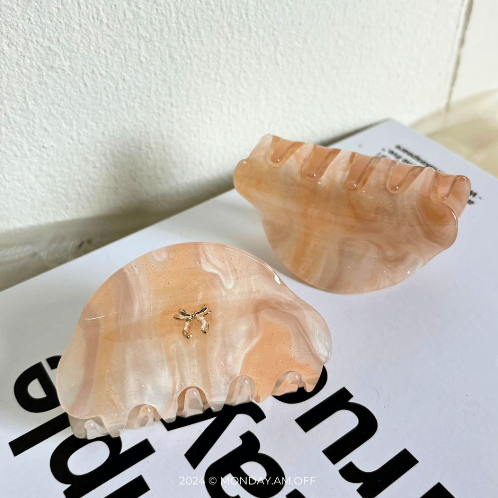 [ส่งไว!] กิ๊บเปลี่ยนสีได้ ทรงพระจันทร์ ติดโบว์ทอง หรูหรา ติดแกลม Moon Hair Claws รุ่น Moondance (8 cm) - รูปที่ 4