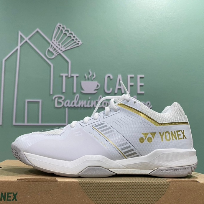 รองเท้าแบดมินตัน YONEX POWER CUSHION STRIDER FLOW WIDE (หน้ากว้าง) สีขาว/ทอง (White Gold)
