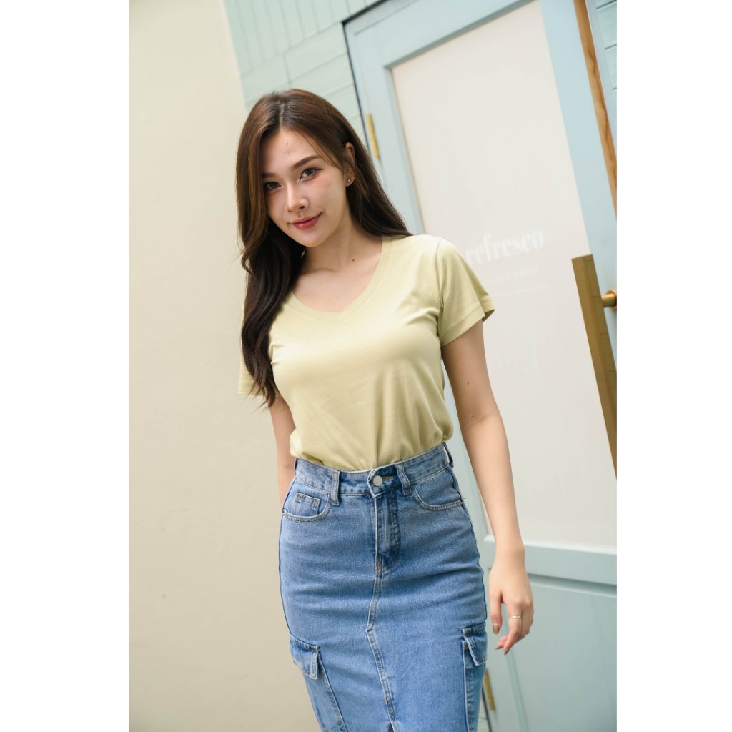 Pela.bkk - Airy Vee top เสื้อยืดคอวี สีเขีบว (Olive)