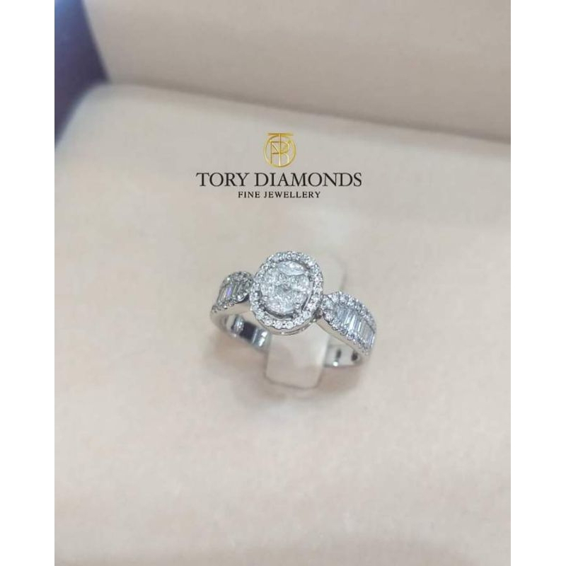 แหวนเพชรแฟนซี ฝังเพชรแบบ Cluster Diamonds รูปทรง Oval Shaped ด้วยเพชรน้ำ100-99 
คุณภาพเพชรระดับVVS1-